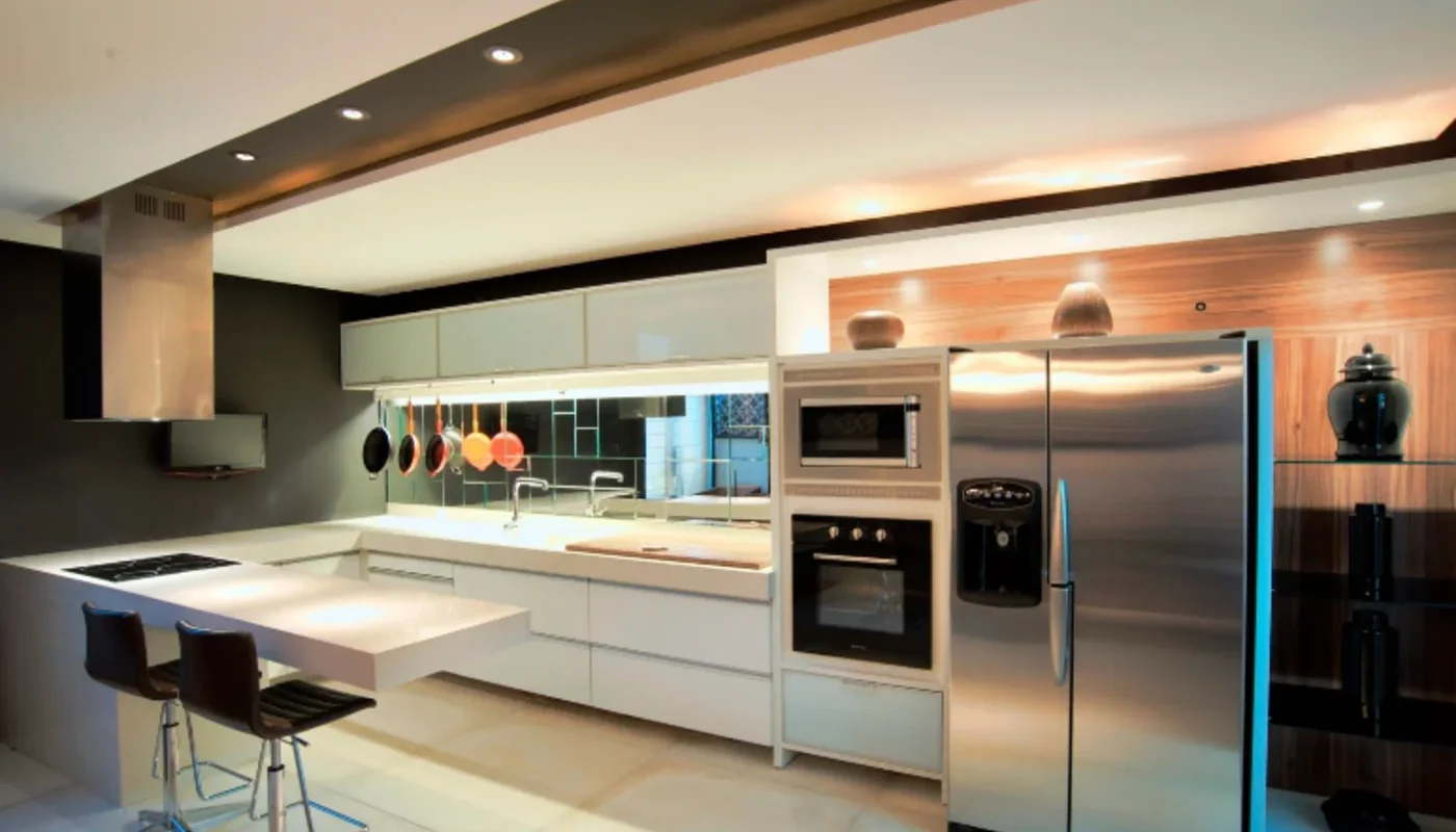 Cozinhas Modernas: Design Integrado para Geladeiras Tecnológicas